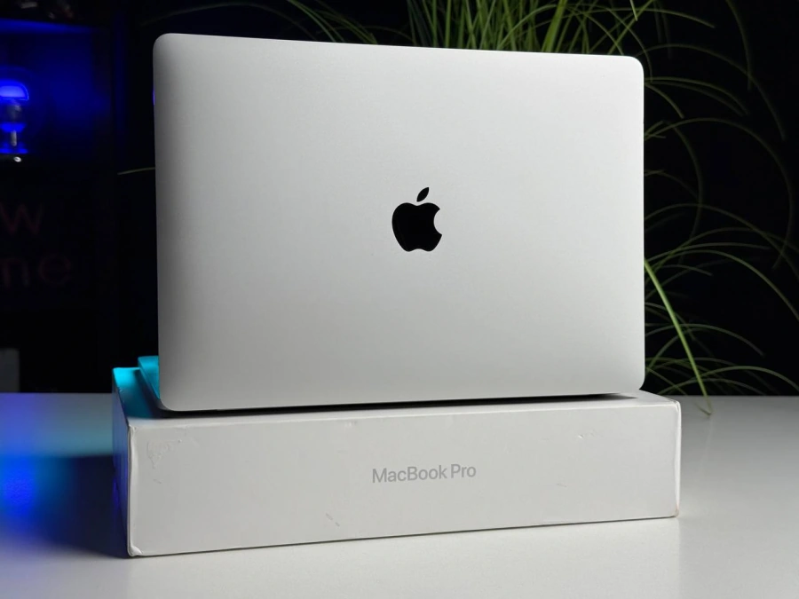 ВЖИВАНИЙ MacBook Pro 13 Silver (MYDA2) 2020 M1/8GB/256SSD | Стан: гарний (мілкі сліди використання) | Акумулятор: 93% | Гарантія: 3 місяці | Комплект: повний