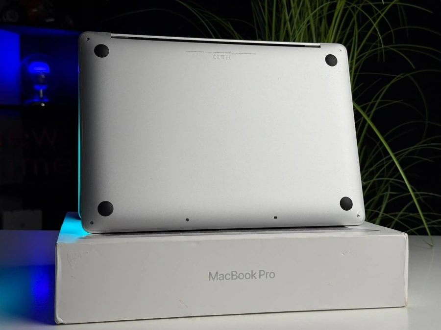 ВЖИВАНИЙ MacBook Pro 13 Silver (MYDA2) 2020 M1/8GB/256SSD | Стан: гарний (мілкі сліди використання) | Акумулятор: 93% | Гарантія: 3 місяці | Комплект: повний