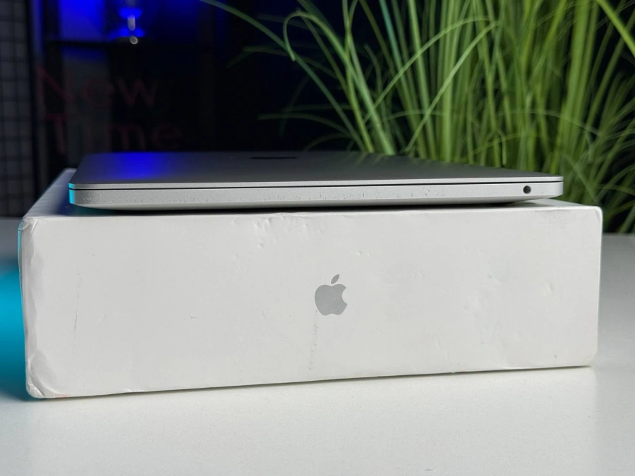 ВЖИВАНИЙ MacBook Pro 13 Silver (MYDA2) 2020 M1/8GB/256SSD | Стан: гарний (мілкі сліди використання) | Акумулятор: 93% | Гарантія: 3 місяці | Комплект: повний