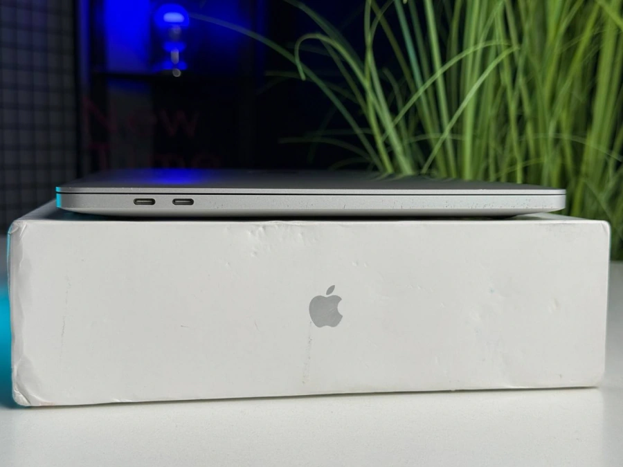 ВЖИВАНИЙ MacBook Pro 13 Silver (MYDA2) 2020 M1/8GB/256SSD | Стан: гарний (мілкі сліди використання) | Акумулятор: 93% | Гарантія: 3 місяці | Комплект: повний