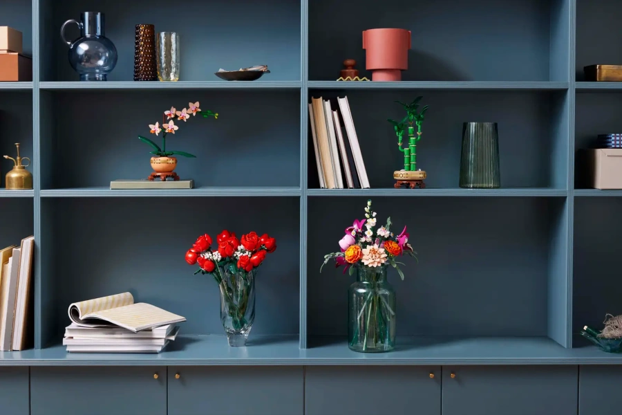 Блоковий конструктор LEGO Botanicals Милий рожевий букет квітів (10342)