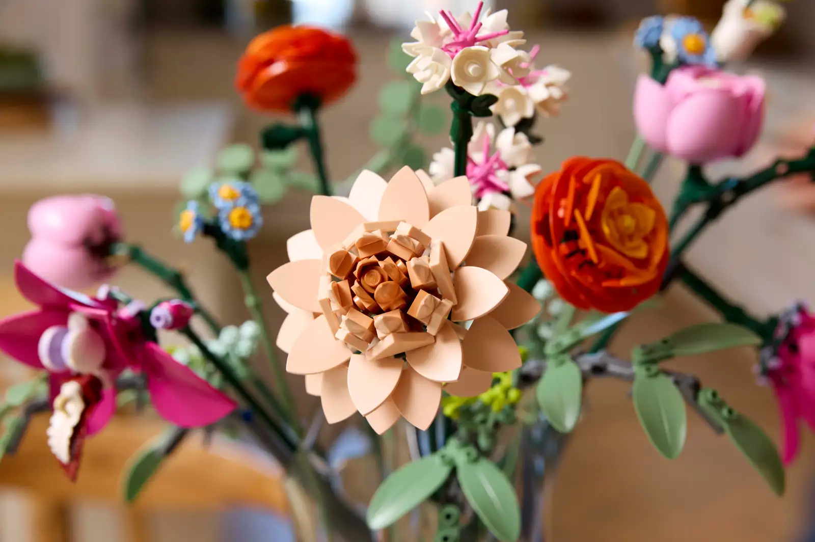 Блоковый конструктор LEGO Botanicals Милый розовый букет цветов (10342)