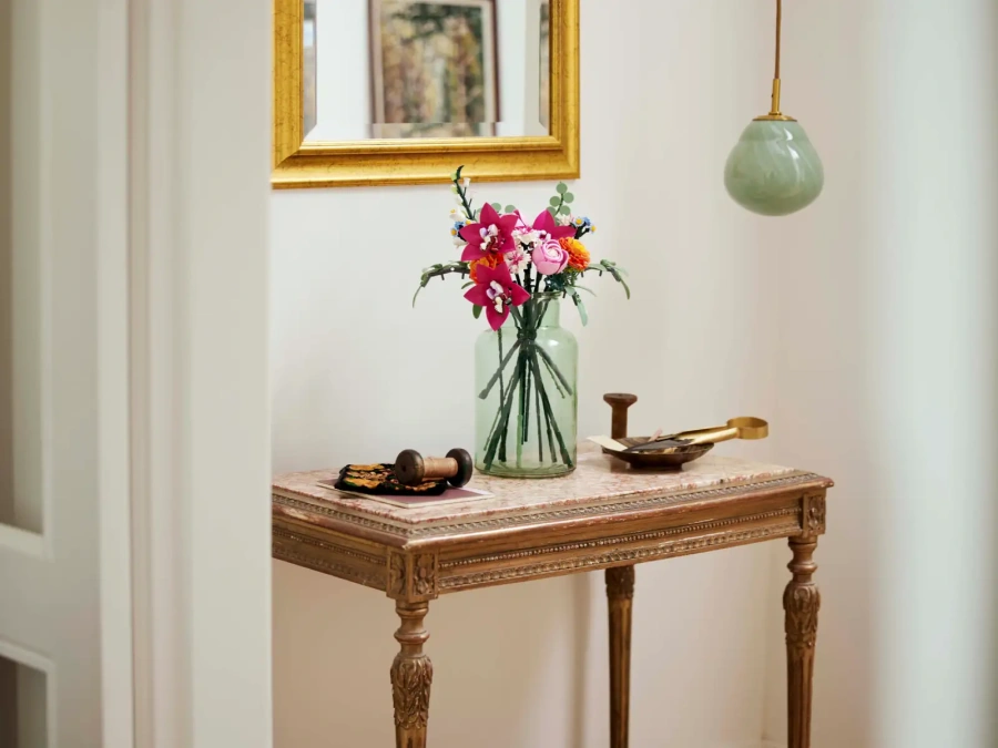 Блоковий конструктор LEGO Botanicals Милий рожевий букет квітів (10342)