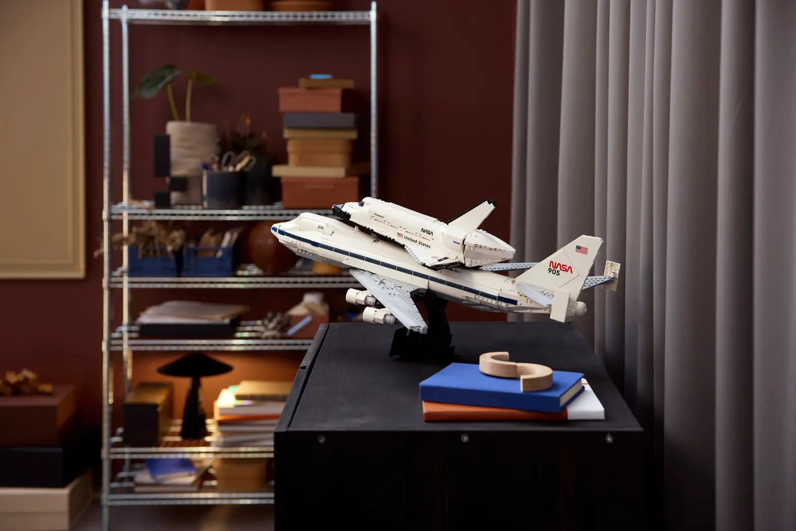Блоковий конструктор LEGO Icons Літак-носій шатла Айконс (10360)