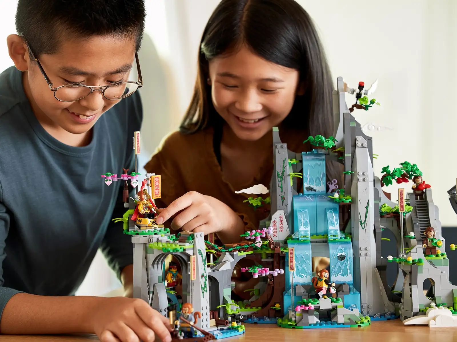 Блоковый конструктор LEGO Легендарная Цветочно-фруктовая гора (80024)