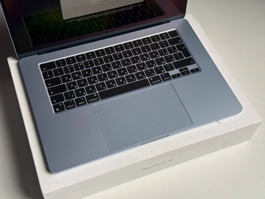 УЦЕНКА MacBook Air 15" 2025 M4/10CPU/10GPU/16GB/512GB Sky Blue (MC7C4) - Состояние: новое, не активированное (дефект на рамке дисплея) | Аккумулятор: 100% | Комплектация: полный | Гарантия: 6 мес.