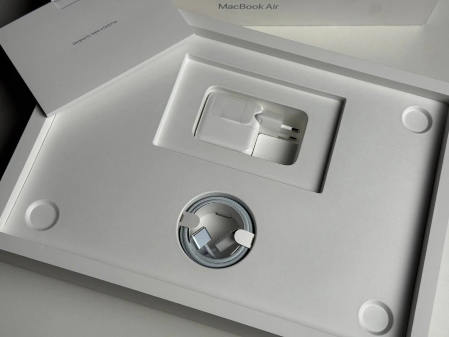 УЦЕНКА MacBook Air 15" 2025 M4/10CPU/10GPU/16GB/512GB Sky Blue (MC7C4) - Состояние: новое, не активированное (дефект на рамке дисплея) | Аккумулятор: 100% | Комплектация: полный | Гарантия: 6 мес.