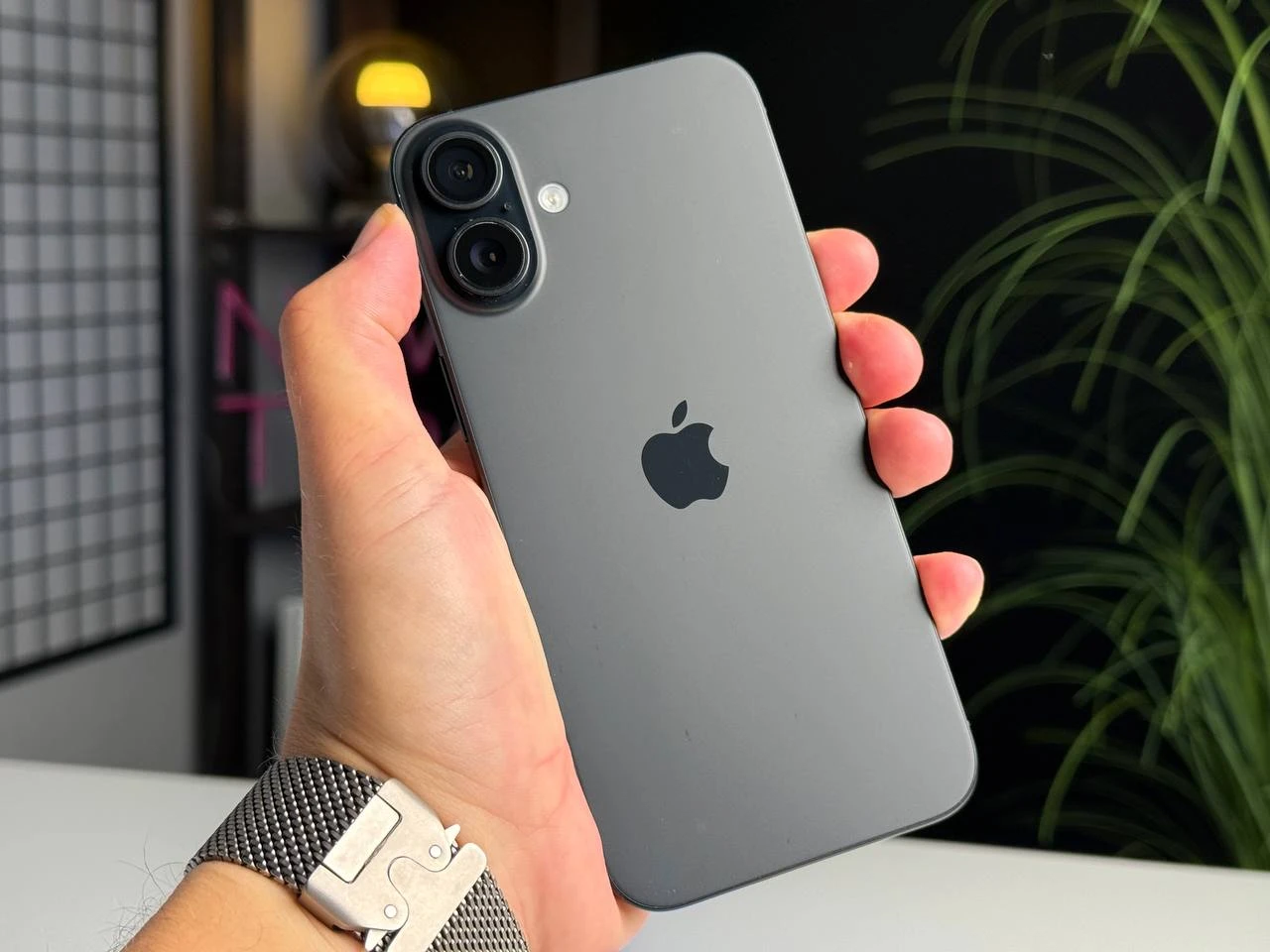 ВЖИВАНИЙ Apple iPhone 16 Plus 128GB eSim Black (MXUT3) - Стан: задовільний | Акумулятор: 100% | Комплектація: повний | Гарантія: 3 міс.