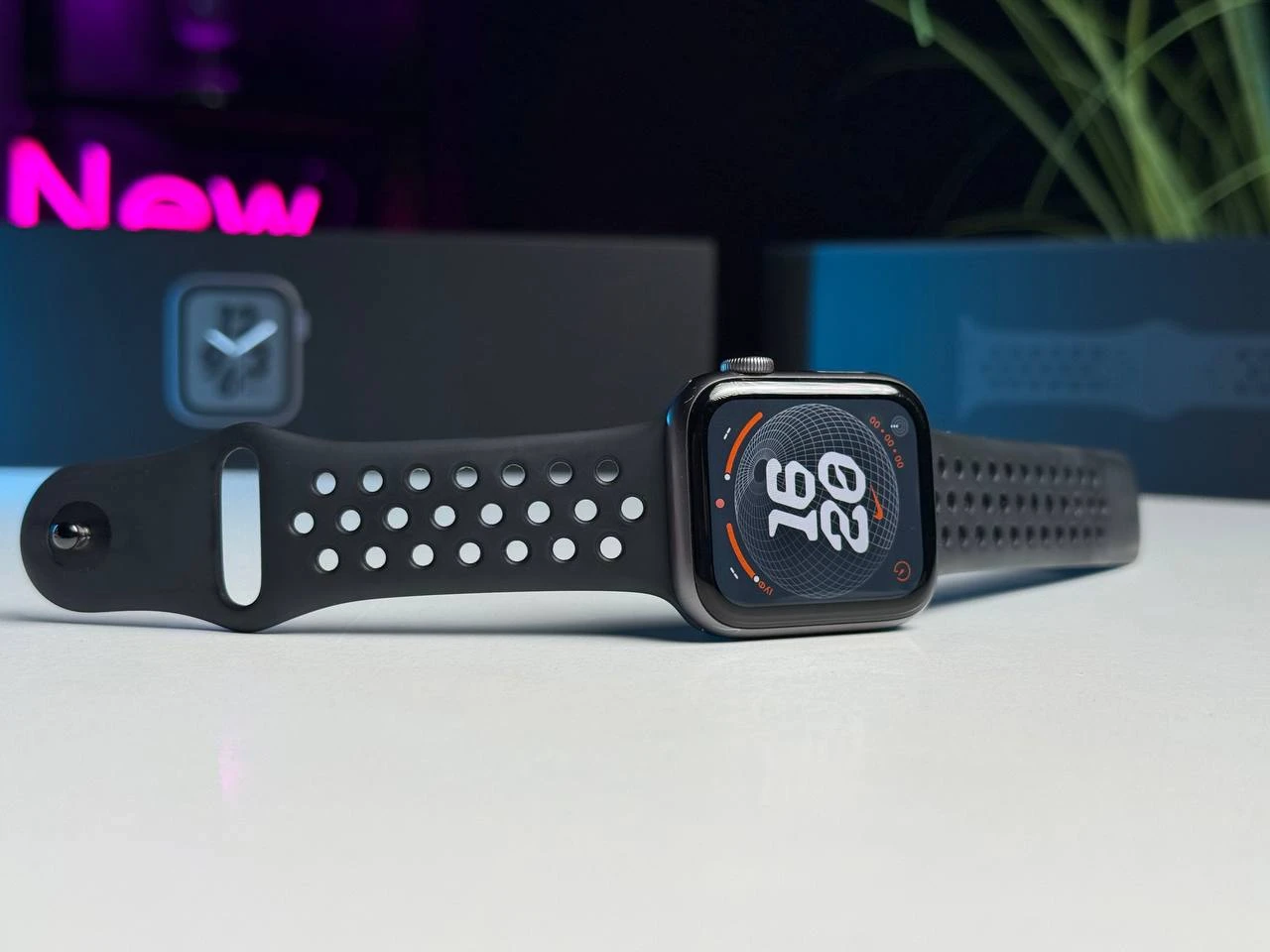 ВЖИВАНИЙ Apple Watch Series 4 Nike + (GPS) 44mm Space Gray Aluminium Case with Anthracite / Black Nike Sport Band (MU6L2) - Стан: гарний (мілкі сліди використання) | Акумулятор: 80% | Комплектація: повний | Гарантія: 1 міс.