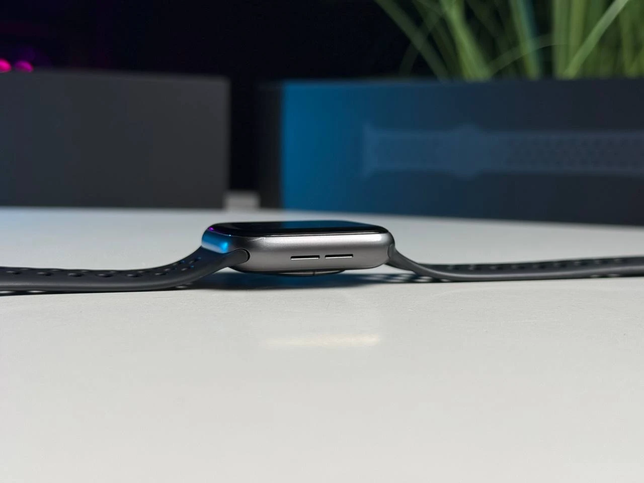 ВЖИВАНИЙ Apple Watch Series 4 Nike + (GPS) 44mm Space Gray Aluminium Case with Anthracite / Black Nike Sport Band (MU6L2) - Стан: гарний (мілкі сліди використання) | Акумулятор: 80% | Комплектація: повний | Гарантія: 1 міс.