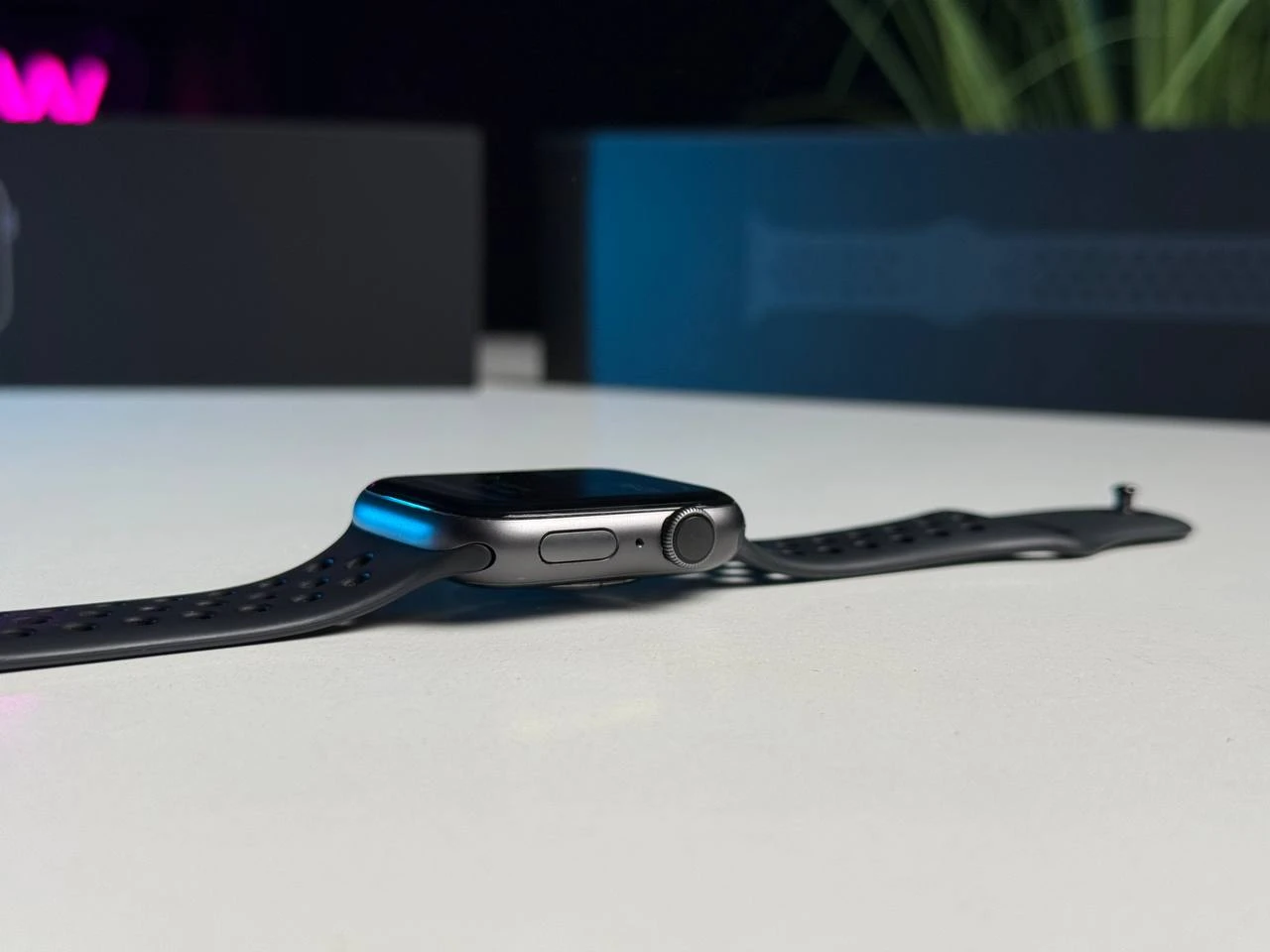 ВЖИВАНИЙ Apple Watch Series 4 Nike + (GPS) 44mm Space Gray Aluminium Case with Anthracite / Black Nike Sport Band (MU6L2) - Стан: гарний (мілкі сліди використання) | Акумулятор: 80% | Комплектація: повний | Гарантія: 1 міс.