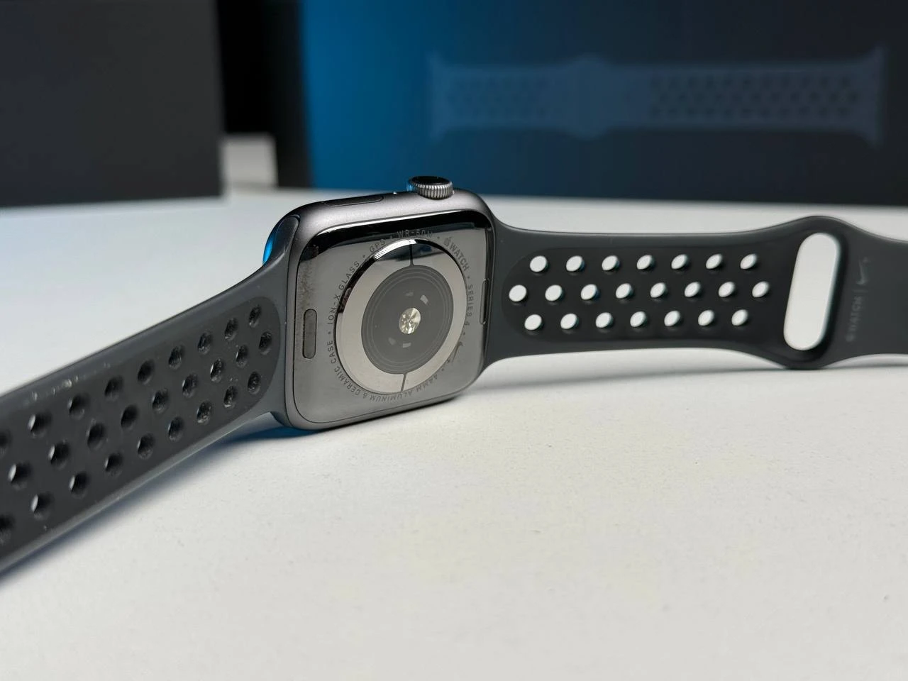 ВЖИВАНИЙ Apple Watch Series 4 Nike + (GPS) 44mm Space Gray Aluminium Case with Anthracite / Black Nike Sport Band (MU6L2) - Стан: гарний (мілкі сліди використання) | Акумулятор: 80% | Комплектація: повний | Гарантія: 1 міс.