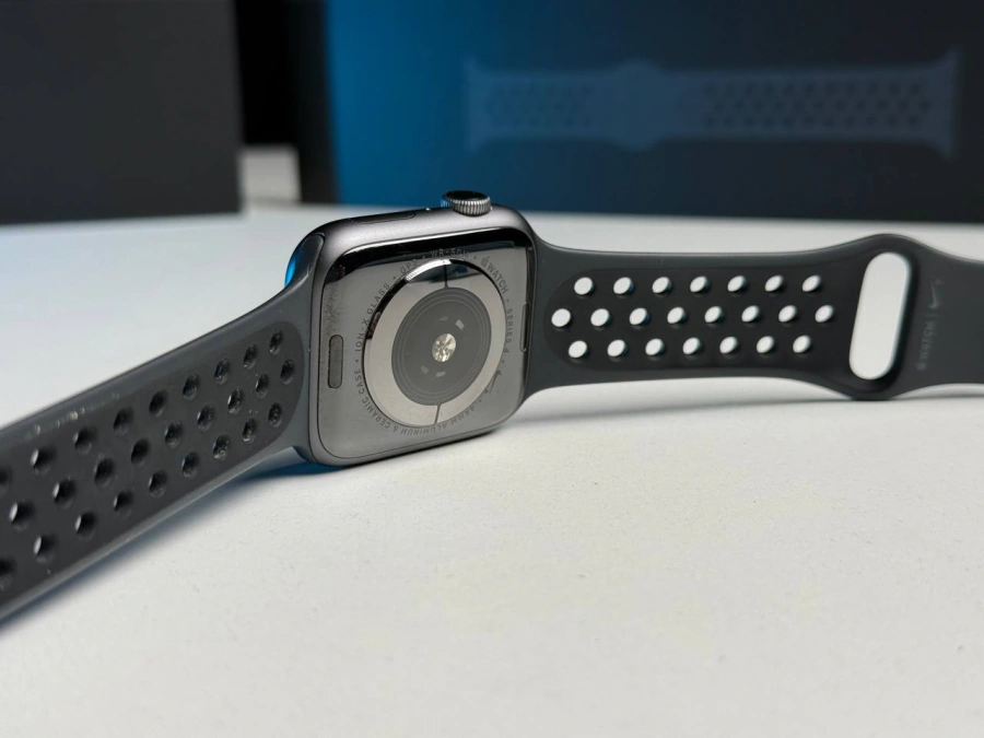 ВЖИВАНИЙ Apple Watch Series 4 Nike + (GPS) 44mm Space Gray Aluminium Case with Anthracite / Black Nike Sport Band (MU6L2) - Стан: гарний (мілкі сліди використання) | Акумулятор: 80% | Комплектація: повний | Гарантія: 1 міс.