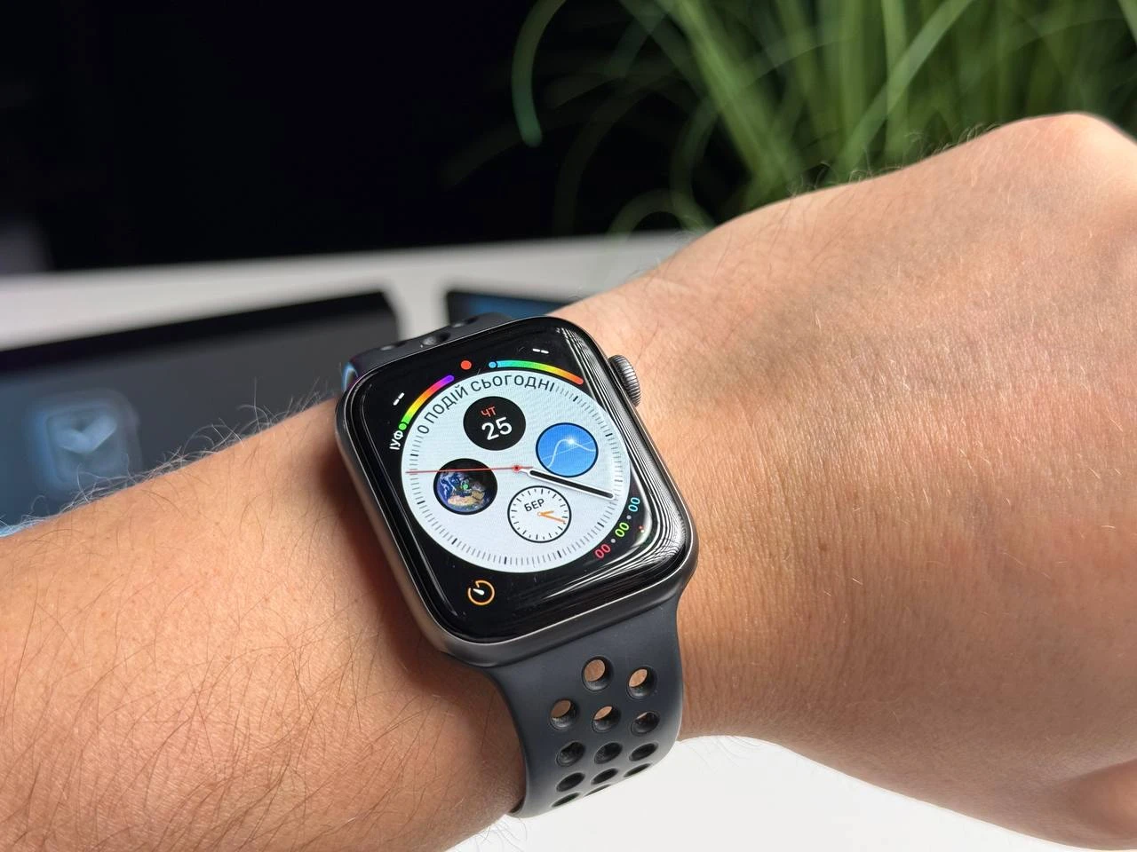ВЖИВАНИЙ Apple Watch Series 4 Nike + (GPS) 44mm Space Gray Aluminium Case with Anthracite / Black Nike Sport Band (MU6L2) - Стан: гарний (мілкі сліди використання) | Акумулятор: 80% | Комплектація: повний | Гарантія: 1 міс.