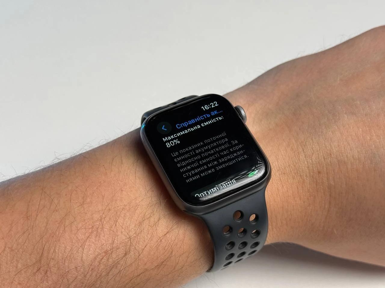 ВЖИВАНИЙ Apple Watch Series 4 Nike + (GPS) 44mm Space Gray Aluminium Case with Anthracite / Black Nike Sport Band (MU6L2) - Стан: гарний (мілкі сліди використання) | Акумулятор: 80% | Комплектація: повний | Гарантія: 1 міс.