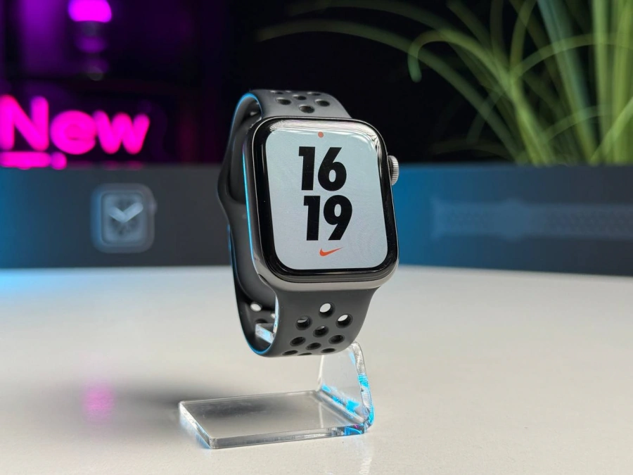 ВЖИВАНИЙ Apple Watch Series 4 Nike + (GPS) 44mm Space Gray Aluminium Case with Anthracite / Black Nike Sport Band (MU6L2) - Стан: гарний (мілкі сліди використання) | Акумулятор: 80% | Комплектація: повний | Гарантія: 1 міс.