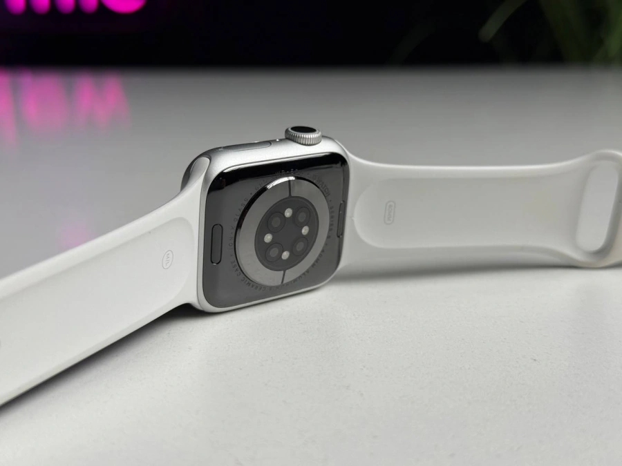 ВЖИВАНИЙ Apple Watch Series 6 GPS 40mm Silver Aluminum Case with White Sport Band (MG283) - Стан: гарний | Акумулятор: 96% | Комплектація: годинник, зарядка | Гарантія: 1 міс.