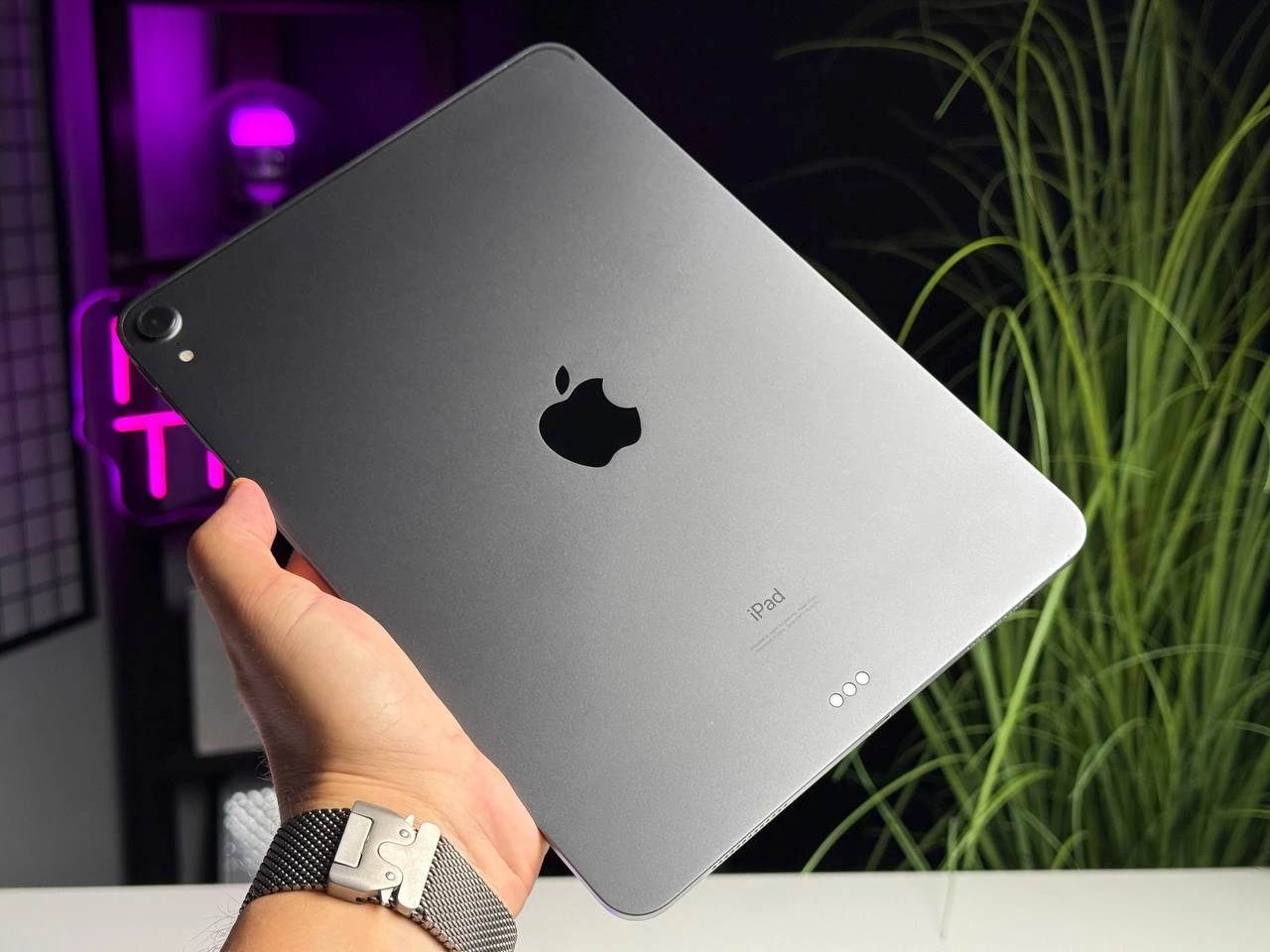 ВЖИВАНИЙ iPad Pro 11" 2018 Wi-Fi 64GB Space Gray (MTXN2) - Стан: гарний | Акумулятор: 81% | Комплектація: кабель, iPad, чохол | Гарантія: 1 міс.