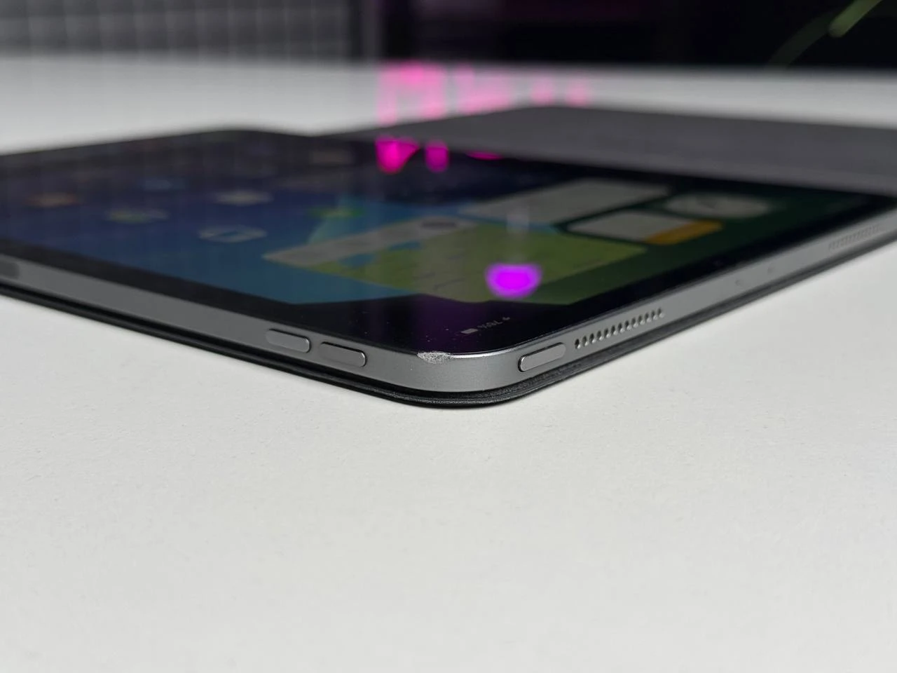 ВЖИВАНИЙ iPad Pro 11" 2018 Wi-Fi 64GB Space Gray (MTXN2) - Стан: гарний | Акумулятор: 81% | Комплектація: кабель, iPad, чохол | Гарантія: 1 міс.