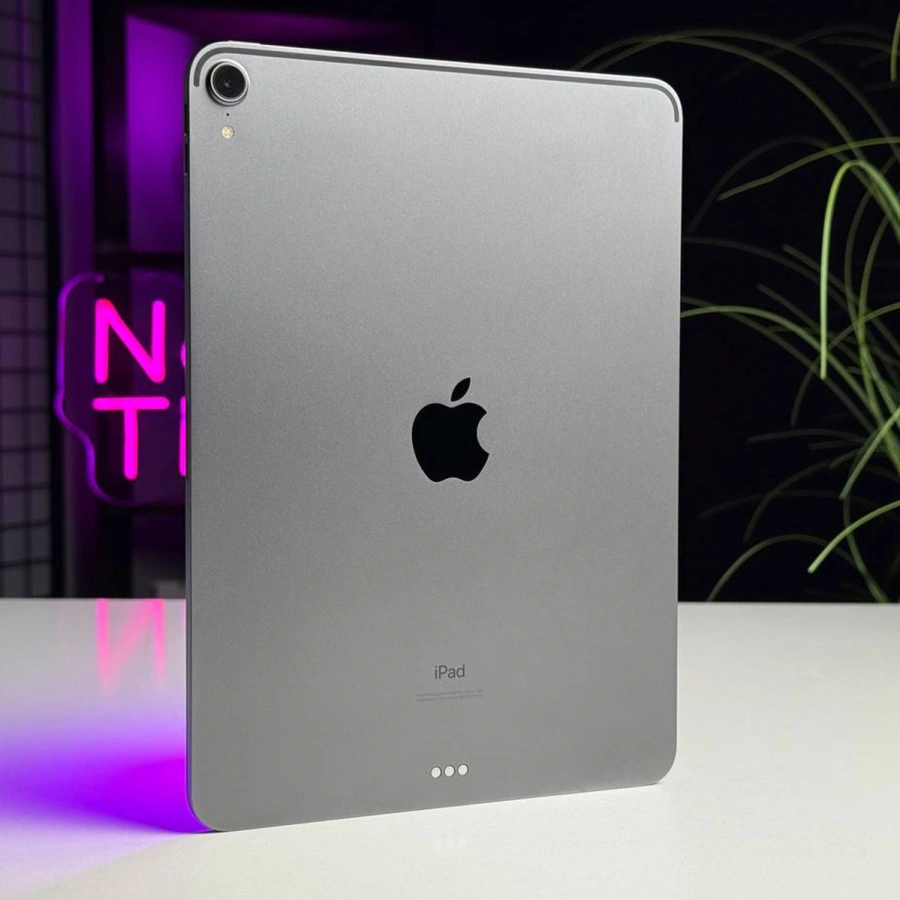 Б/У iPad Pro 11" 2018 Wi-Fi 64GB Space Gray (MTXN2) - Состояние: хорошее | Аккумулятор: 81% | Комплектация: кабель, iPad, чехол | Гарантия: 1 мес.