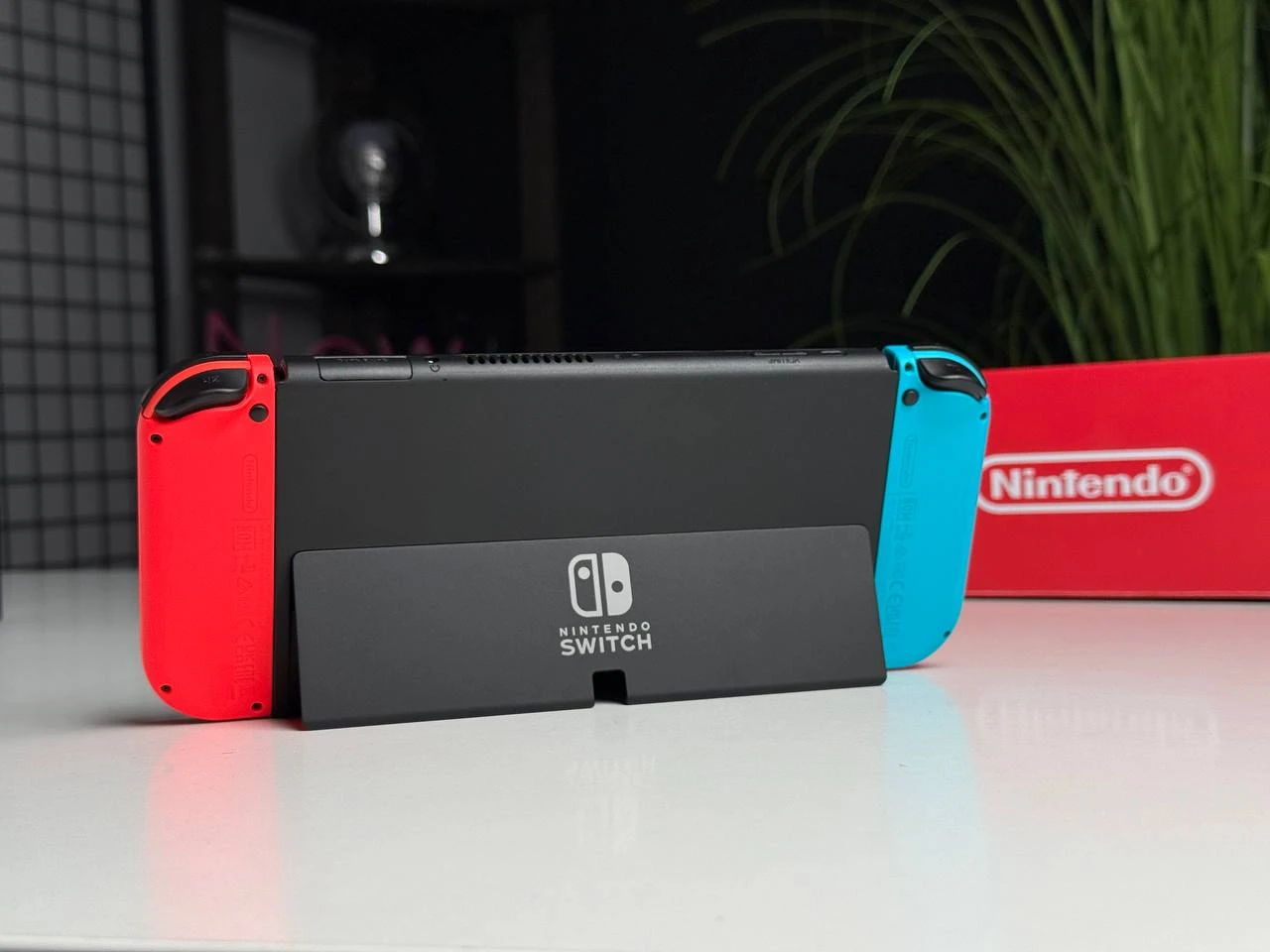 ВІТРИННА ігрова приставка Nintendo Switch OLED with Neon Blue and Neon Red Joy-Con (045496453442) | Стан: гарний | Акумулятор: 100% | Гарантія: 3 місяці | Комплект: повний