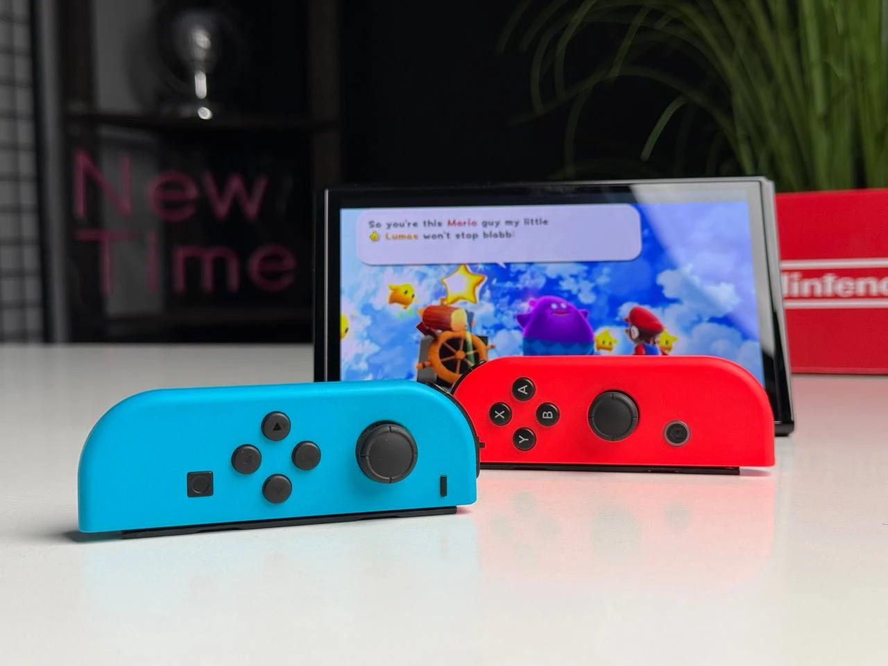ВІТРИННА ігрова приставка Nintendo Switch OLED with Neon Blue and Neon Red Joy-Con (045496453442) | Стан: гарний | Акумулятор: 100% | Гарантія: 3 місяці | Комплект: повний
