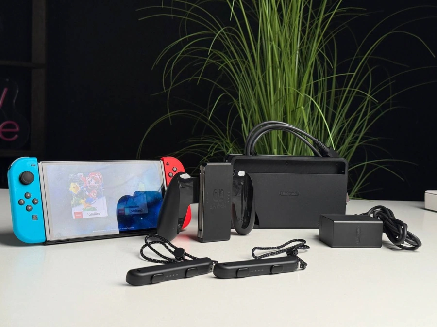 ВІТРИННА ігрова приставка Nintendo Switch OLED with Neon Blue and Neon Red Joy-Con (045496453442) | Стан: гарний | Акумулятор: 100% | Гарантія: 3 місяці | Комплект: повний
