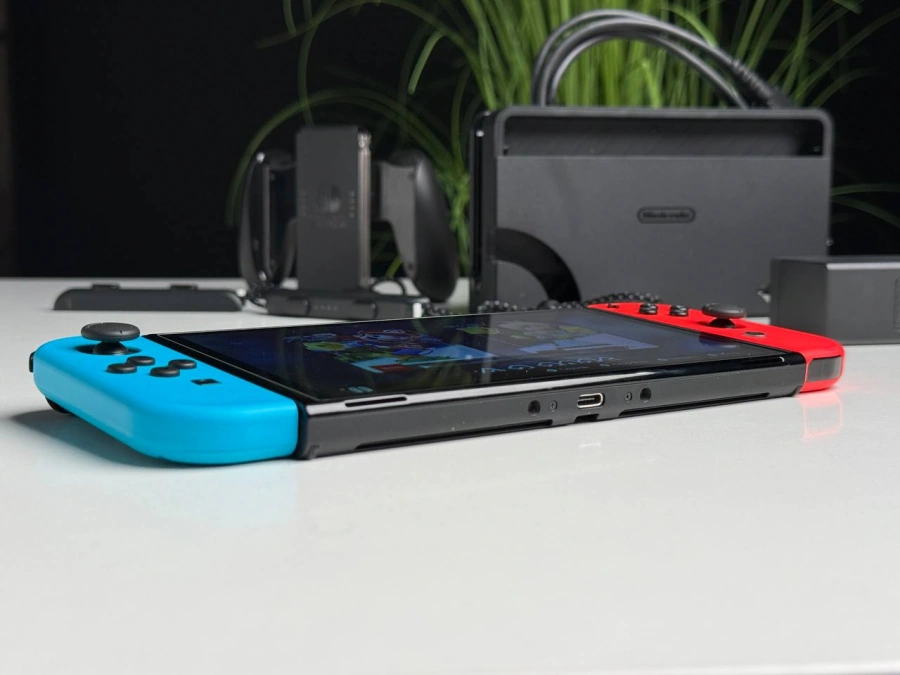 ВІТРИННА ігрова приставка Nintendo Switch OLED with Neon Blue and Neon Red Joy-Con (045496453442) | Стан: гарний | Акумулятор: 100% | Гарантія: 3 місяці | Комплект: повний