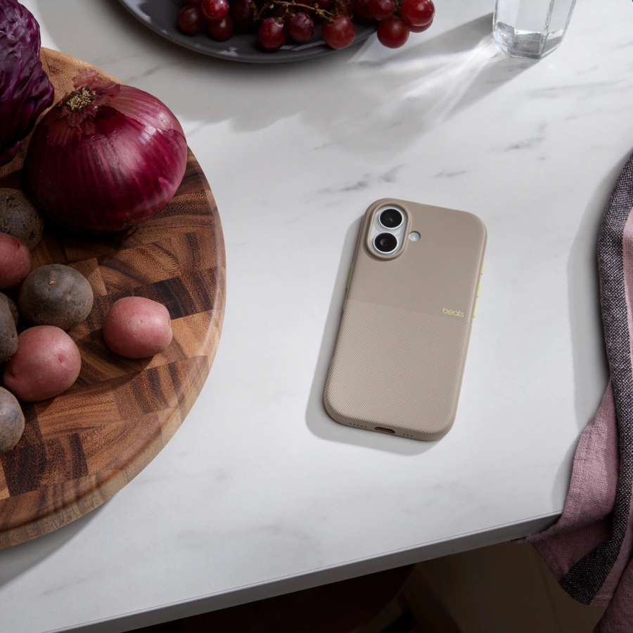 Чехол для iPhone 17 Beats by Dr. Dre Rugged Case with MagSafe and Camera Control – Alpine Gray (MGK04)