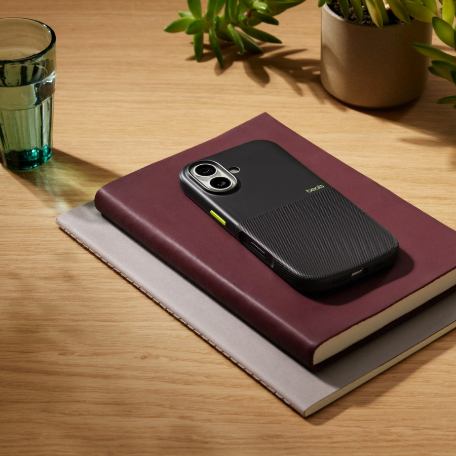 Чехол для iPhone 17 Beats by Dr. Dre Rugged Case with MagSafe and Camera Control – Everest Black (MGJX4)