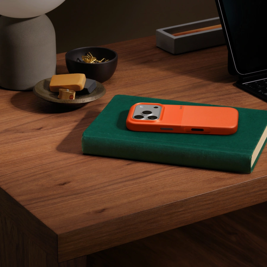Чехол для iPhone 17 Pro Beats by Dr. Dre Rugged Case with MagSafe and Camera Control – Sierra Orange (MGJQ4)