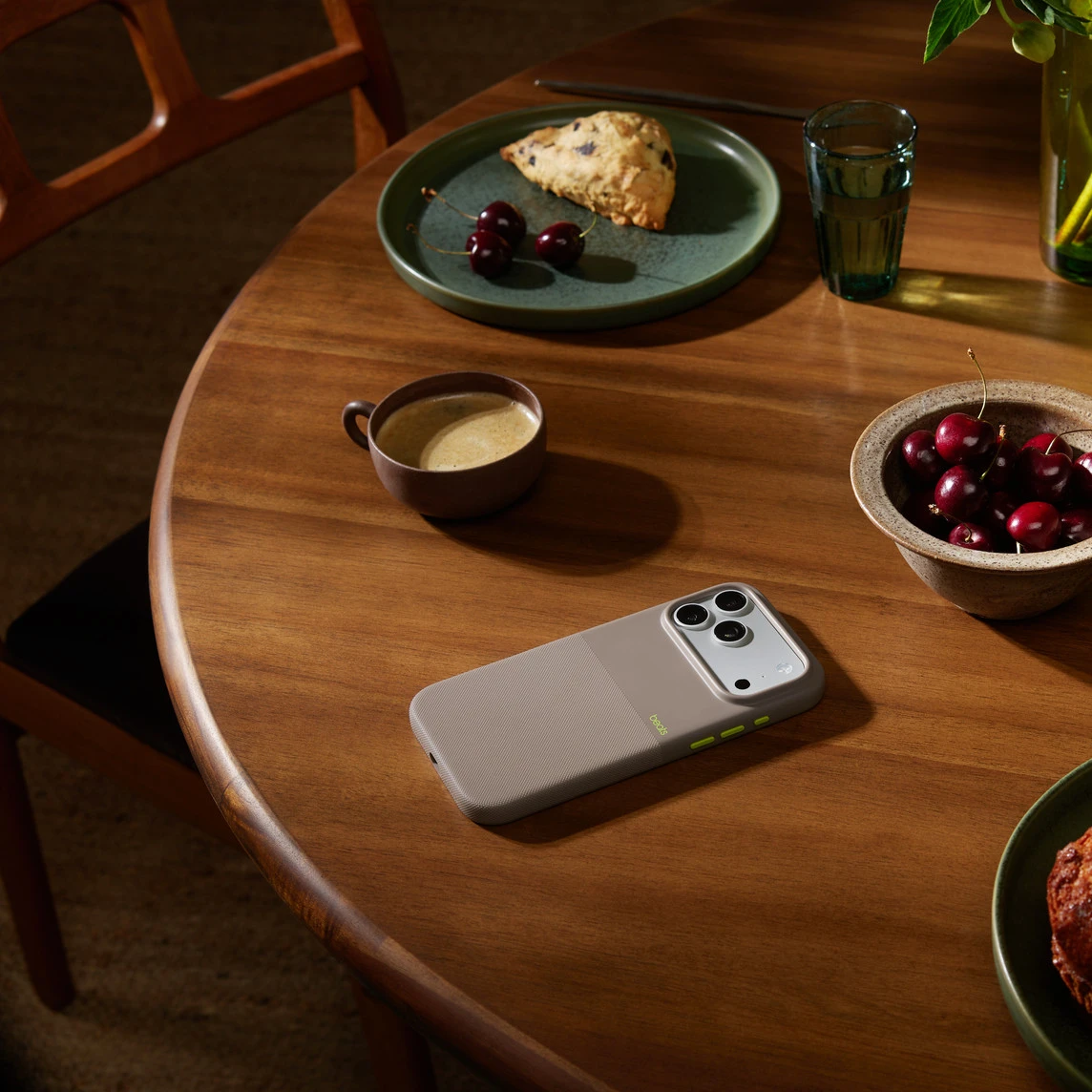 Чехол для iPhone 17 Pro Max Beats by Dr. Dre Rugged Case with MagSafe and Camera Control – Alpine Gray (MGJA4)