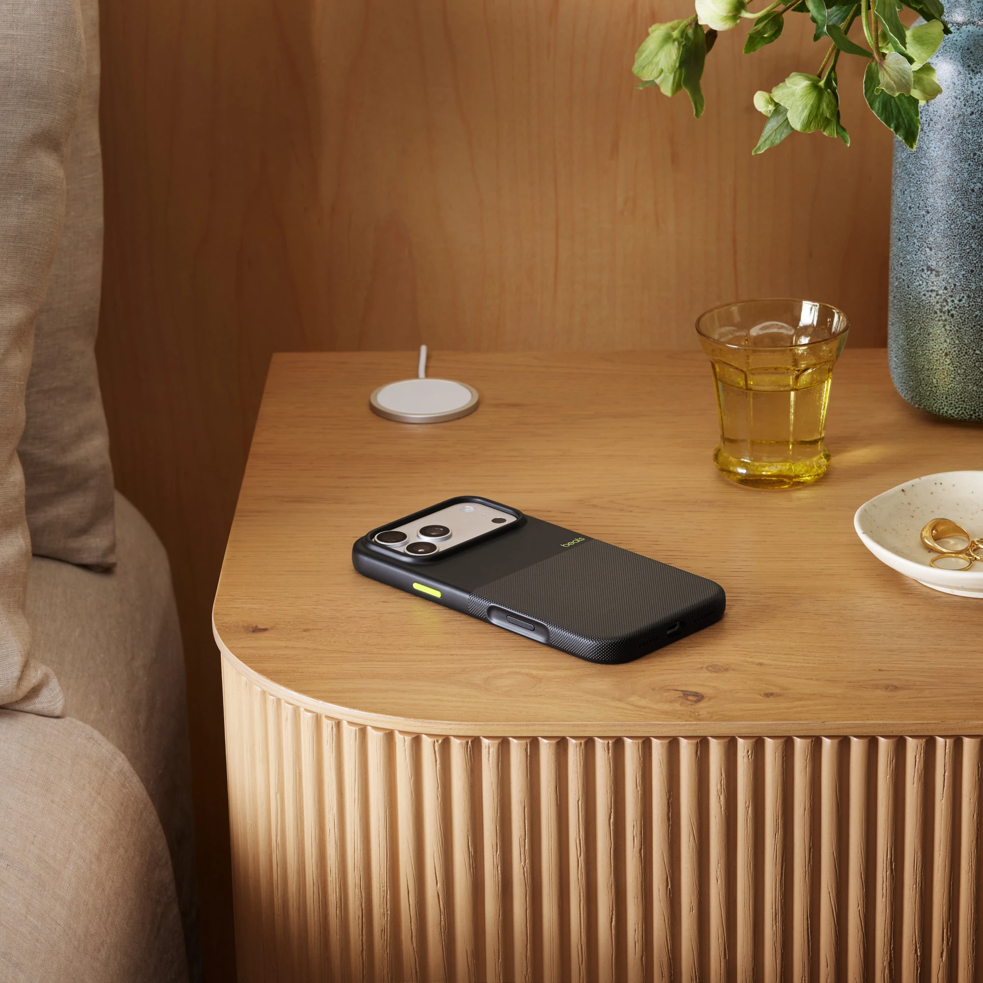 Чохол для iPhone 17 Pro Max Beats by Dr. Dre Rugged Case with MagSafe and Camera Control – Everest Black (MGJ84)