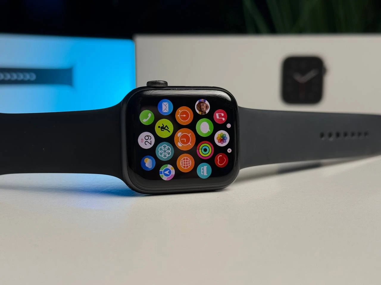 ВЖИВАНИЙ Apple Watch SE GPS 44mm Space Gray Aluminum Case with Black Sport Band (MYDT2) - Стан: гарний | Акумулятор: 99% | Комплектація: повний | Гарантія: 3 міс.