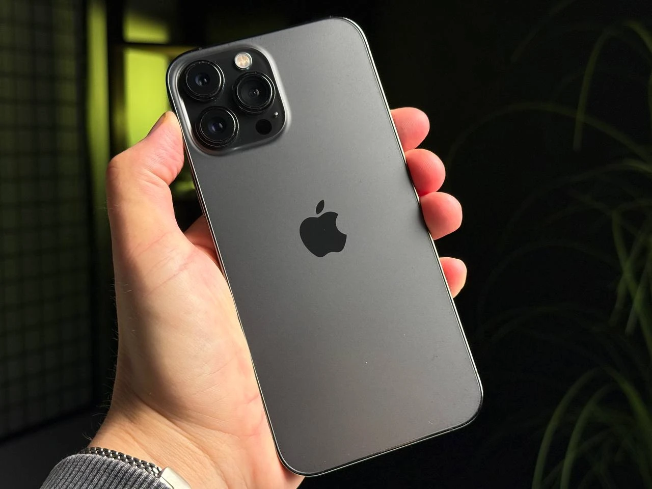 ВЖИВАНИЙ Apple iPhone 13 Pro Max 256GB Graphite (MLKR3, MLLA3) - Стан: гарний | Акумулятор: 100% | Комплектація: iPhone, кабель | Гарантія: 3 міс.