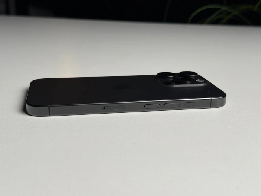 Б/У Apple iPhone 15 Pro 256GB Black Titanium (MTV13) - Состояние: хороший | Аккумулятор: 87% | Комплектация: iPhone, кабель | Гарантія: 3 мес.