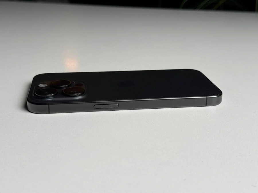 Б/У Apple iPhone 15 Pro 256GB Black Titanium (MTV13) - Состояние: хороший | Аккумулятор: 87% | Комплектация: iPhone, кабель | Гарантія: 3 мес.