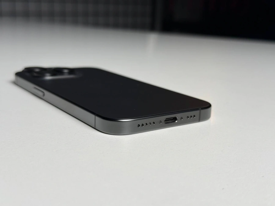 Б/У Apple iPhone 15 Pro 256GB Black Titanium (MTV13) - Состояние: хороший | Аккумулятор: 87% | Комплектация: iPhone, кабель | Гарантія: 3 мес.