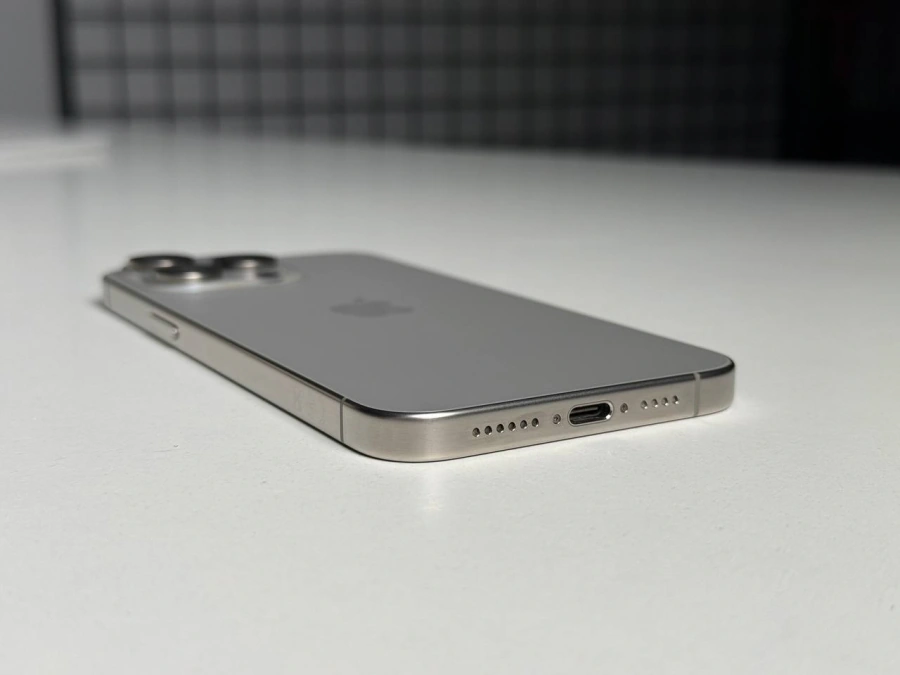 Б/У Apple iPhone 15 Pro Max 256GB Natural Titanium (MU793) - Состояние: хороший | Аккумулятор: 85% | Комплектация: iPhone, кабель | Гарантія: 3 мес.