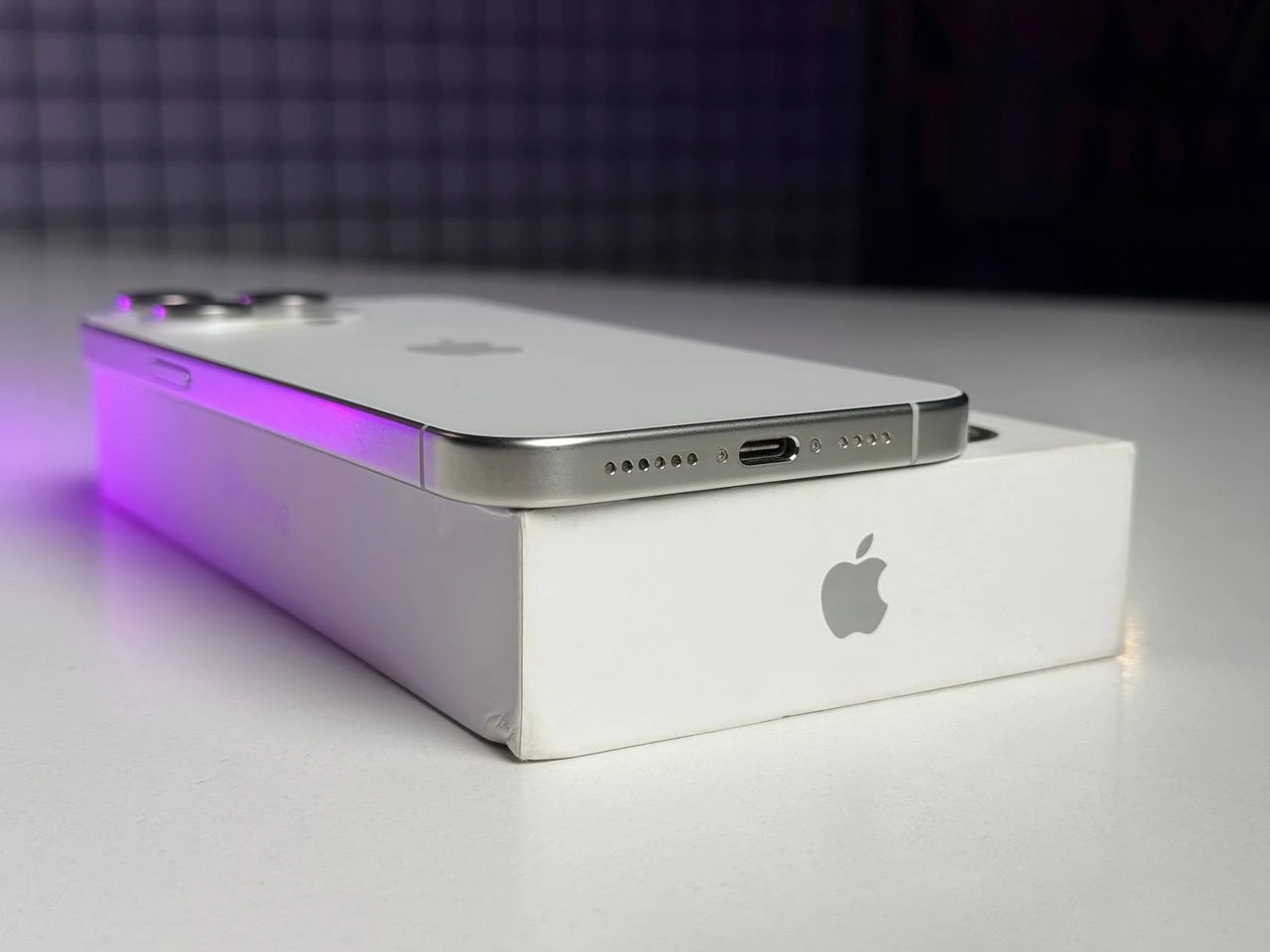 ВЖИВАНИЙ Apple iPhone 15 Pro Max 256GB White Titanium (MU783) - Стан: гарний | Акумулятор: 90% | Комплектація: повний | Гарантія: 3 міс.