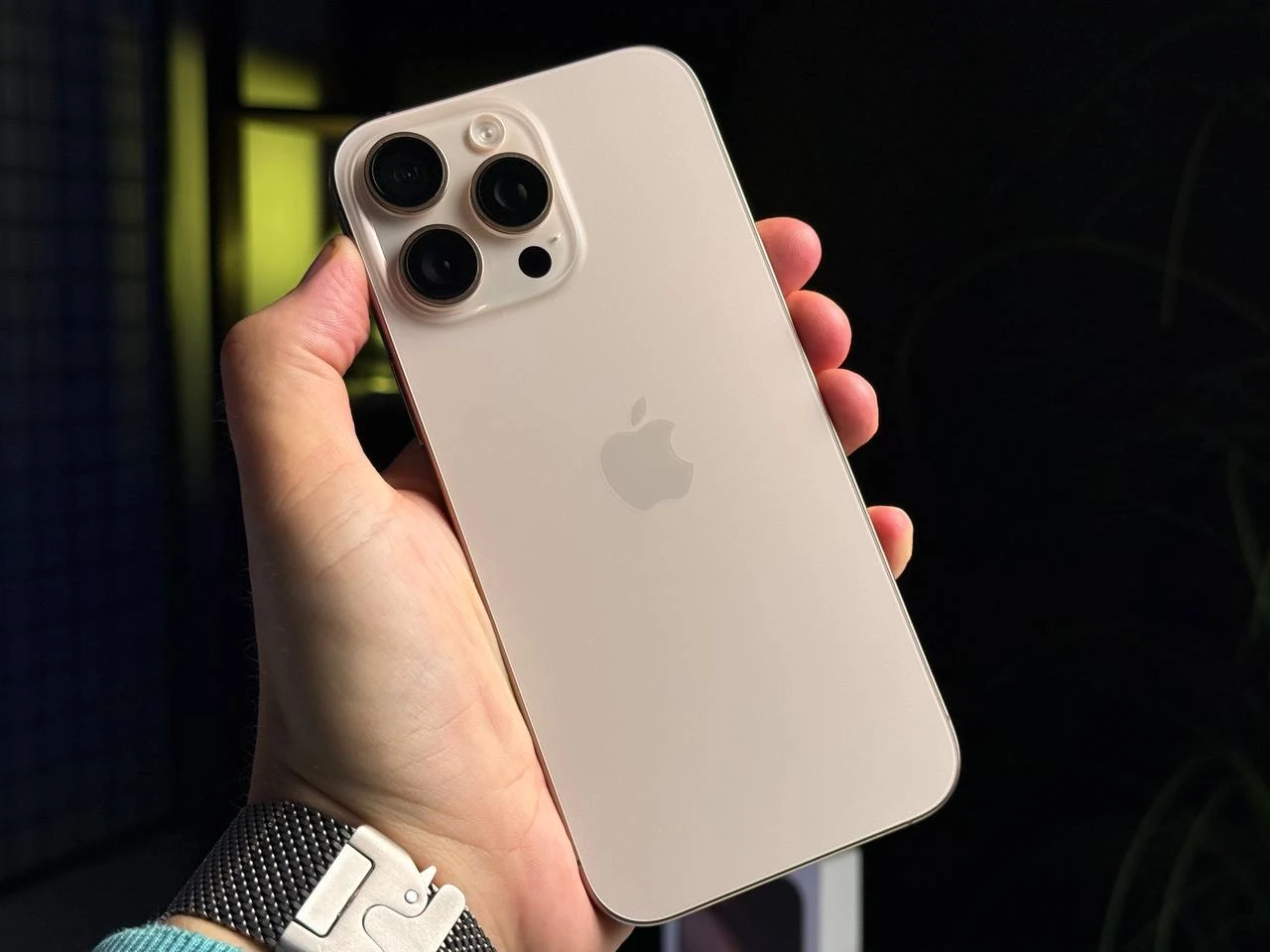 ВЖИВАНИЙ Apple iPhone 16 Pro Max 1TB Desert Titanium (MYX63) - Стан: ідеальний | Акумулятор: 94% | Комплектація: повний | Гарантія: 3 міс.