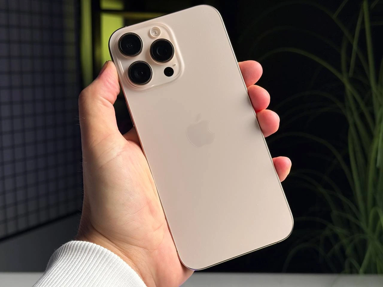 ВЖИВАНИЙ Apple iPhone 16 Pro Max 256GB Desert Titanium (MYWX3) - Стан: гарний | Акумулятор: 92% | Комплектація: iPhone, кабель | Гарантія: 3 міс.