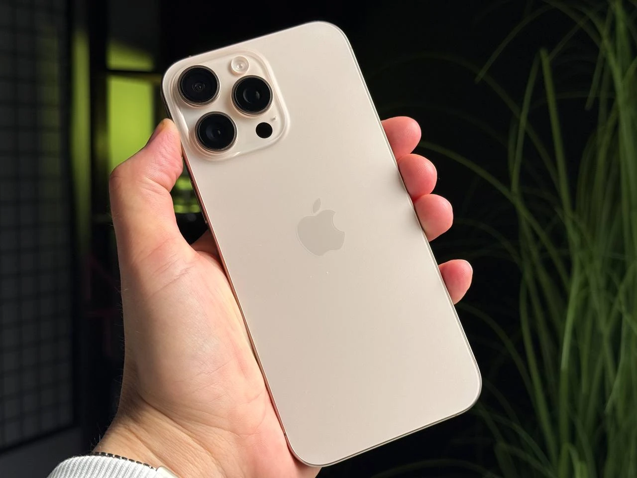 ВЖИВАНИЙ Apple iPhone 16 Pro Max 256GB Desert Titanium (MYWX3) - Стан: ідеальний | Акумулятор: 94% | Комплектація: iPhone, кабель | Гарантія: 3 міс.