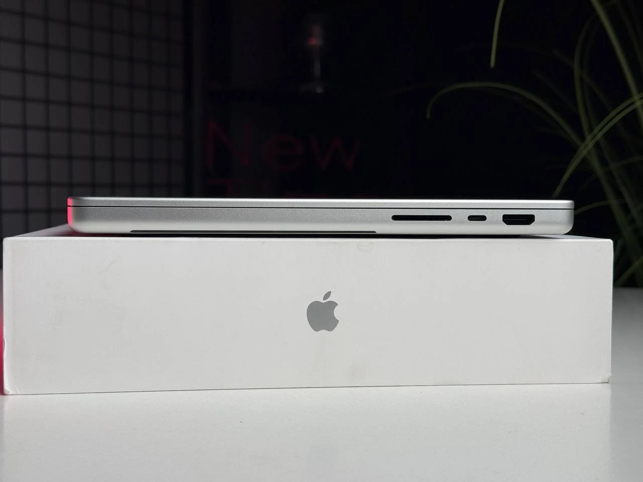 ВІТРИННИЙ Apple MacBook Pro 14" M4 Max/16CPU/40GPU/48GB/1TB Silver 2024 (Z1FB0032F, Z1FB000N5) - Стан: ідеальний | Акумулятор: 100% | Комплектація: повний | Гарантія: 3 міс.