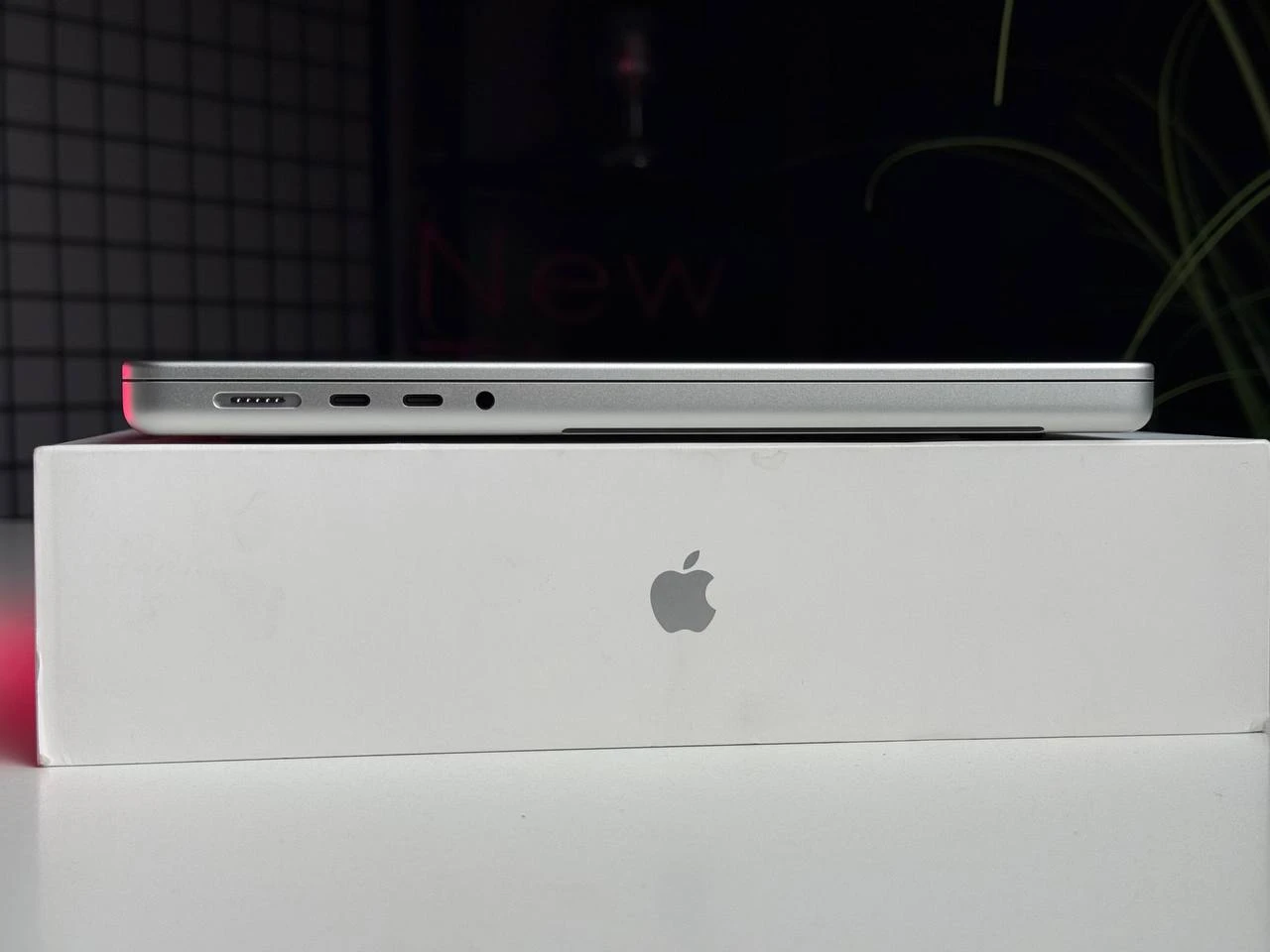 ВІТРИННИЙ Apple MacBook Pro 14" M4 Max/16CPU/40GPU/48GB/1TB Silver 2024 (Z1FB0032F, Z1FB000N5) - Стан: ідеальний | Акумулятор: 100% | Комплектація: повний | Гарантія: 3 міс.