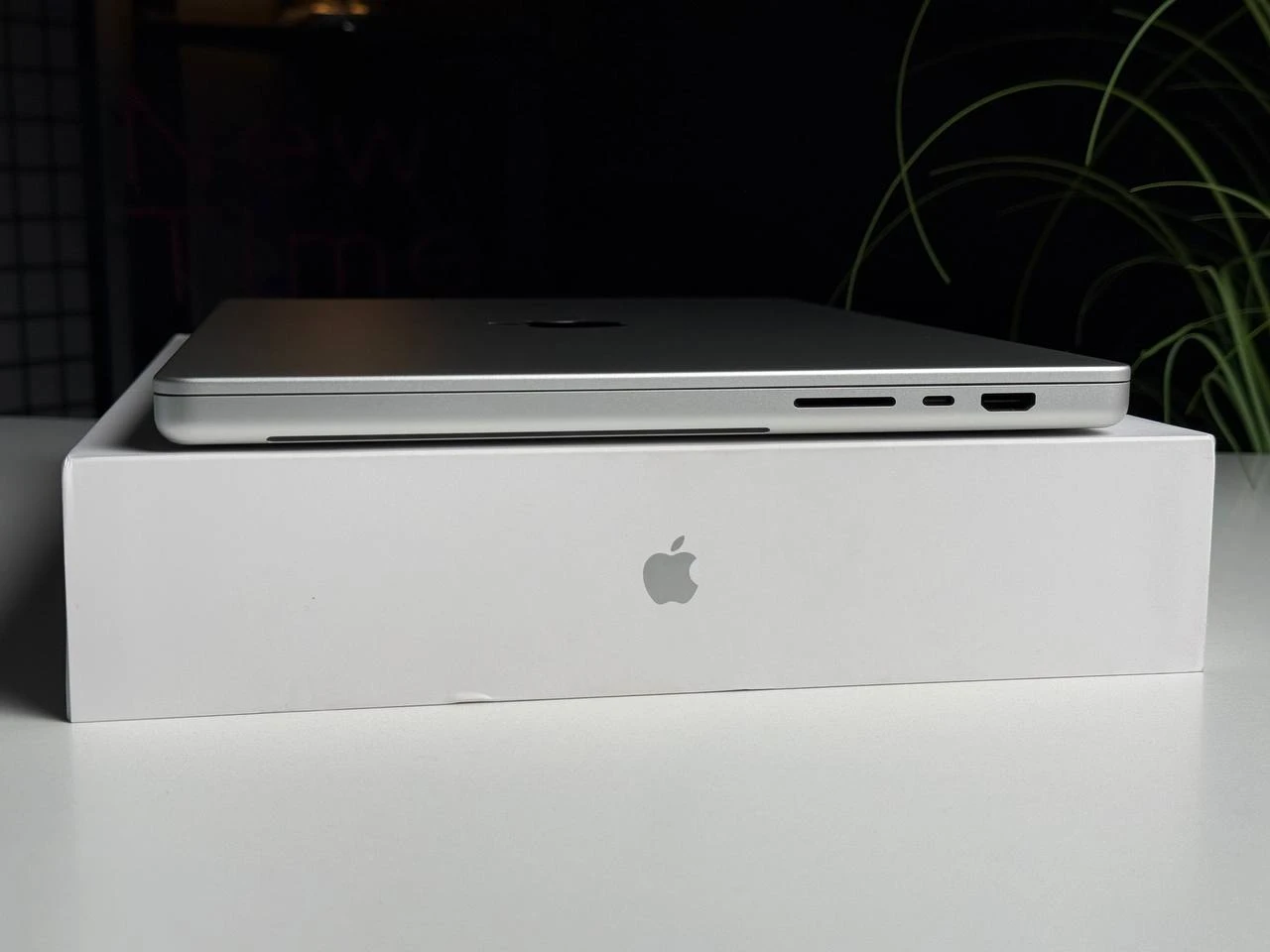 ВЖИВАНИЙ Apple MacBook Pro 16" M4 Pro/14CPU/20GPU/48GB/512GB Silver 2024 (MX2U3) - Стан: ідеальний | Акумулятор: 100% | Комплектація: повний | Гарантія: 3 міс.