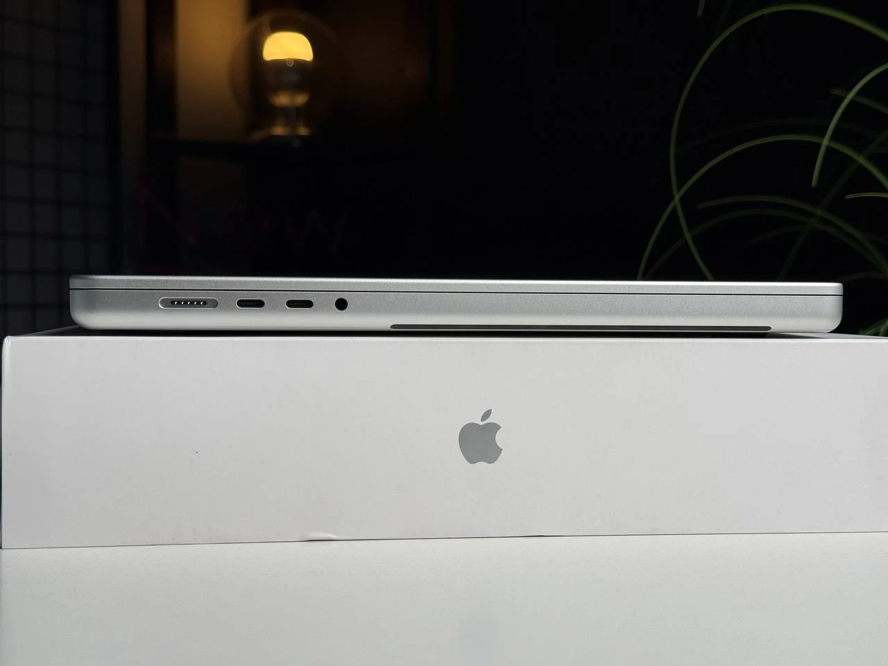 ВЖИВАНИЙ Apple MacBook Pro 16" M4 Pro/14CPU/20GPU/48GB/512GB Silver 2024 (MX2U3) - Стан: ідеальний | Акумулятор: 100% | Комплектація: повний | Гарантія: 3 міс.