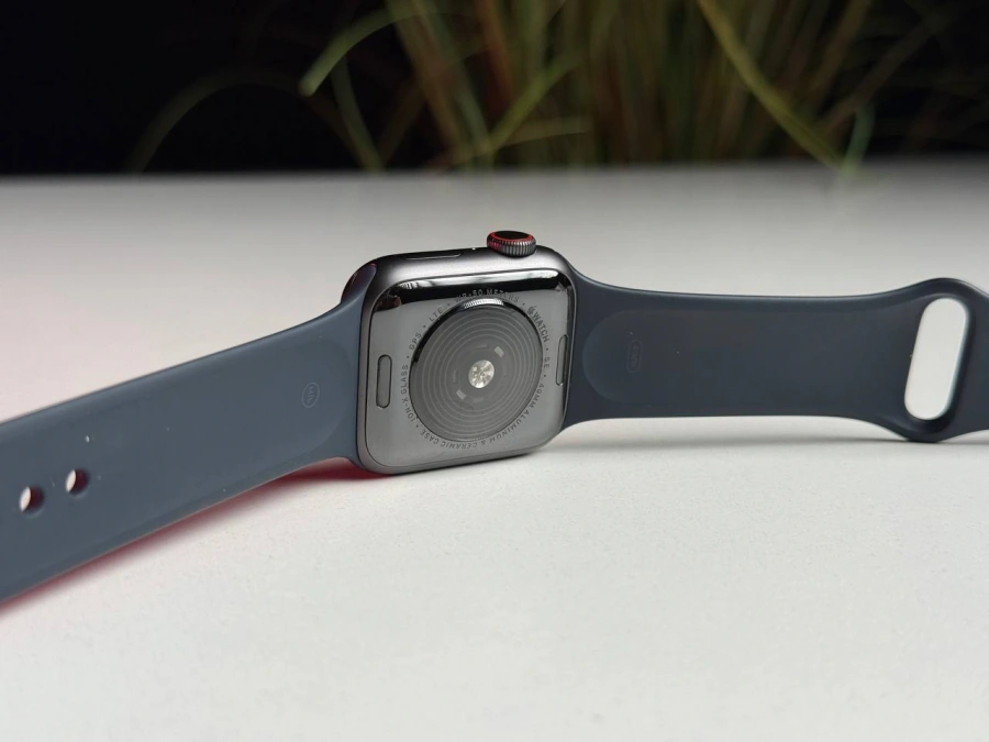 Б/У Apple Watch SE GPS + Cellular 40mm Space Gray Aluminum Case with Midnight Sport Band (MKQQ3, MKR23) - Состояние: хорошее | Аккумулятор: 100% | Комплектация: часы, кабель зарядки | Гарантия: 3 мес.