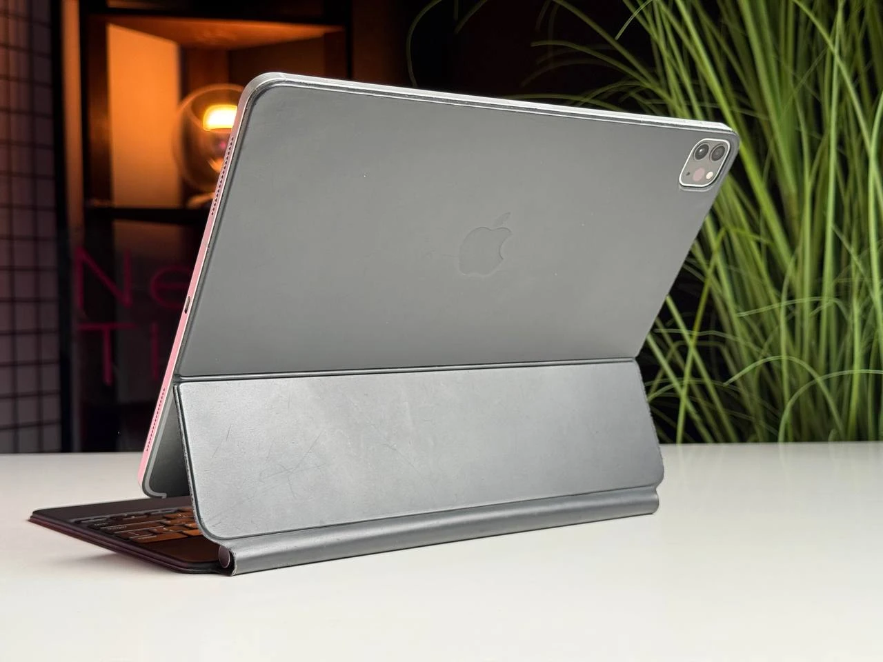 ВЖИВАНИЙ iPad Pro 12.9" 2020 Wi-Fi + Cellular 1TB Silver (MXG32, MXFA2) - Стан: гарний | Акумулятор: 77% | Комплектація: iPad + Клавіатура | Гарантія: 3 міс.