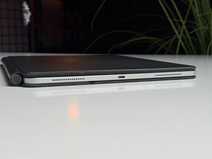ВЖИВАНИЙ iPad Pro 12.9" 2020 Wi-Fi + Cellular 1TB Silver (MXG32, MXFA2) - Стан: гарний | Акумулятор: 77% | Комплектація: iPad + Клавіатура | Гарантія: 3 міс.
